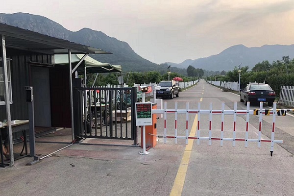 北京顺义新村人脸设别广告门和车牌识别道闸系